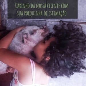 Criança com sua porquinha de estimação