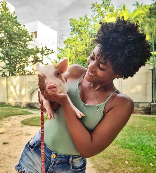 Erika Januza da Globo com sua mini porquinha comprada na Oinque