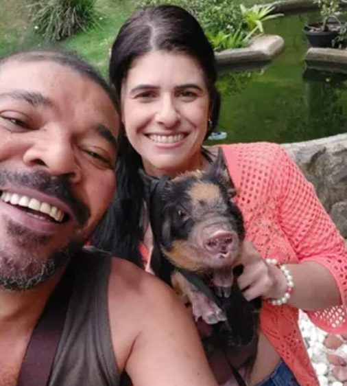 Tunico da Vila com mini porco e esposa